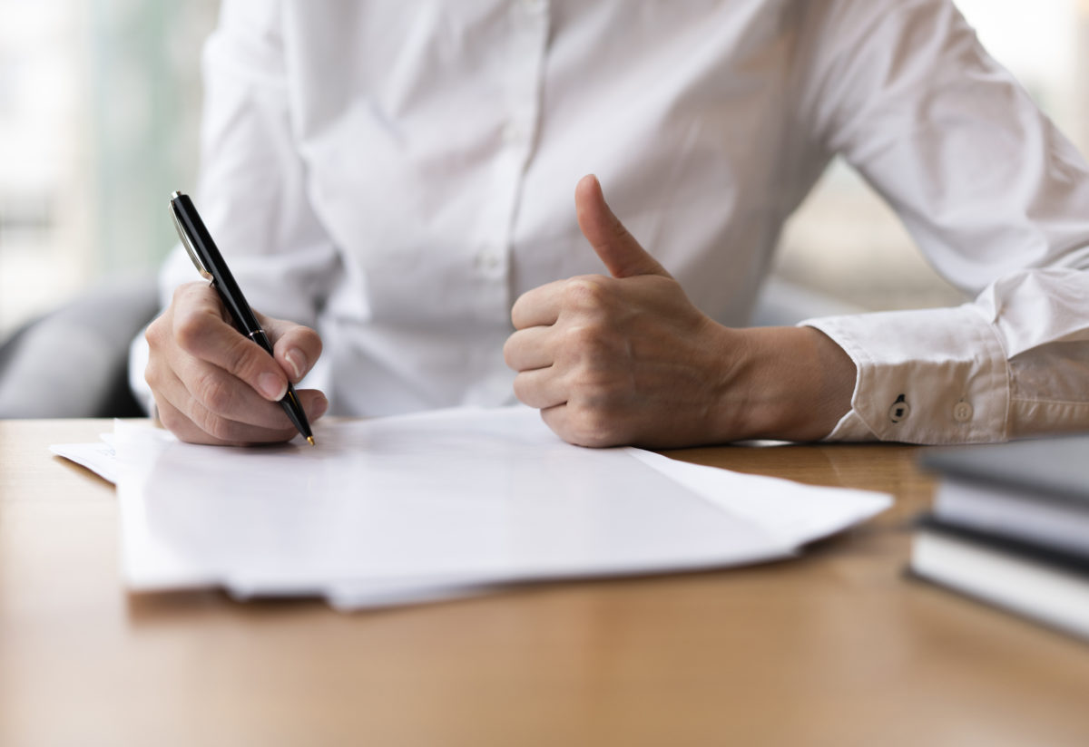 Femme écrivant sur un papier