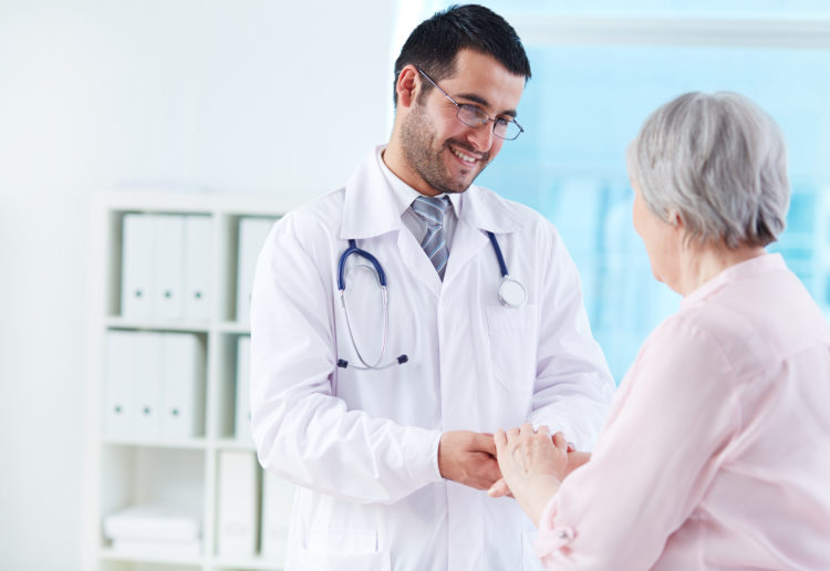 Jeune docteur avec un patient